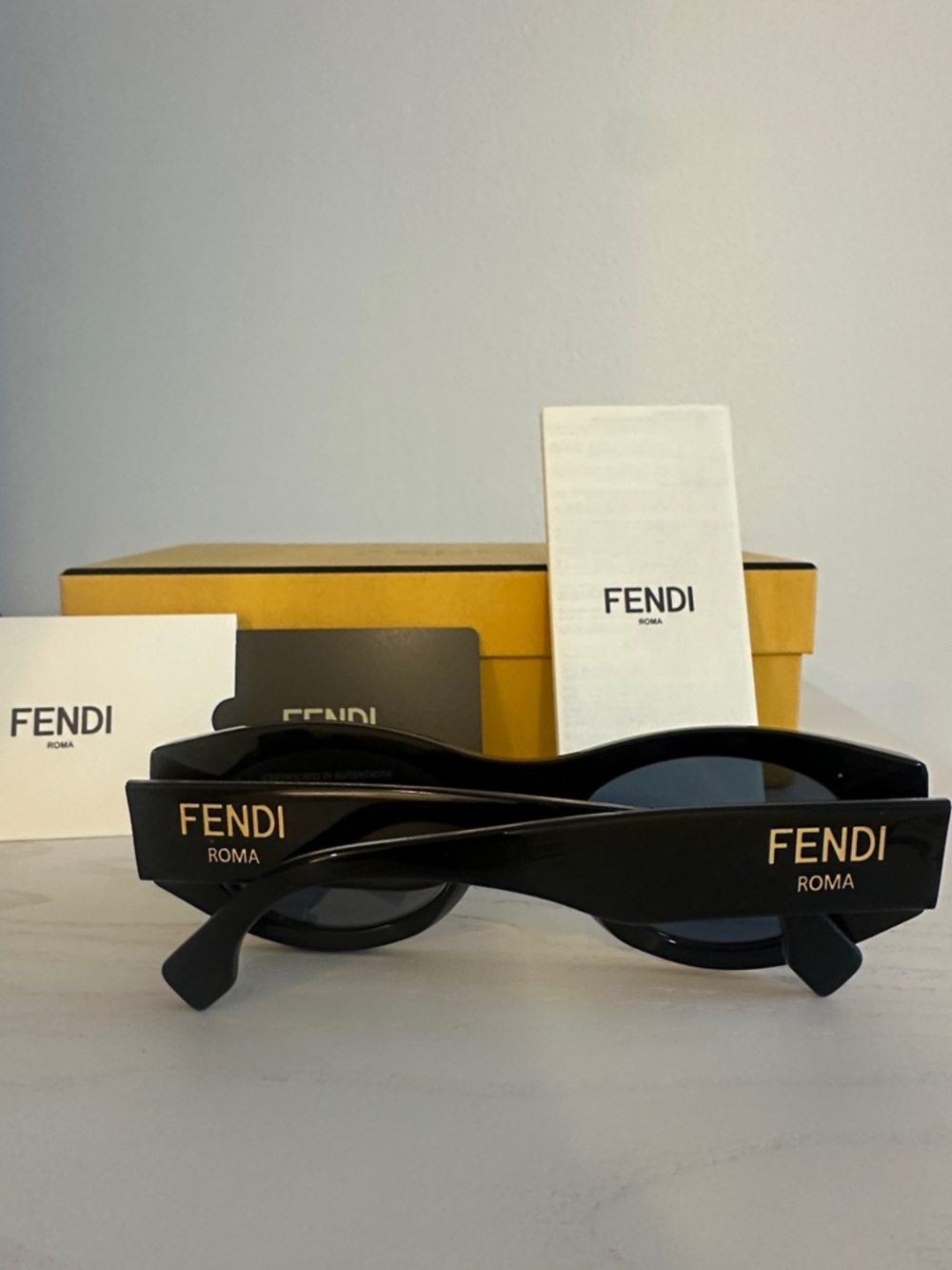 Fendi cat eye Oval 52mm black Sunglasses - Picture 4 of 10